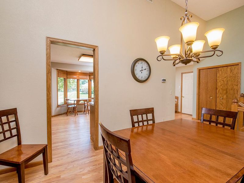 240 Shamrock Dr, Mahtomedi, MN 55115