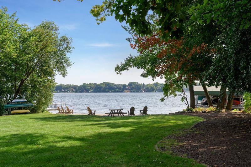 55 Gideons Point Rd, Excelsior, MN 55331