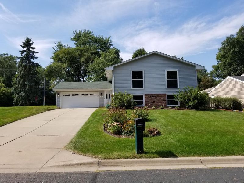 2448 Lamplight Dr, Woodbury, MN 55125
