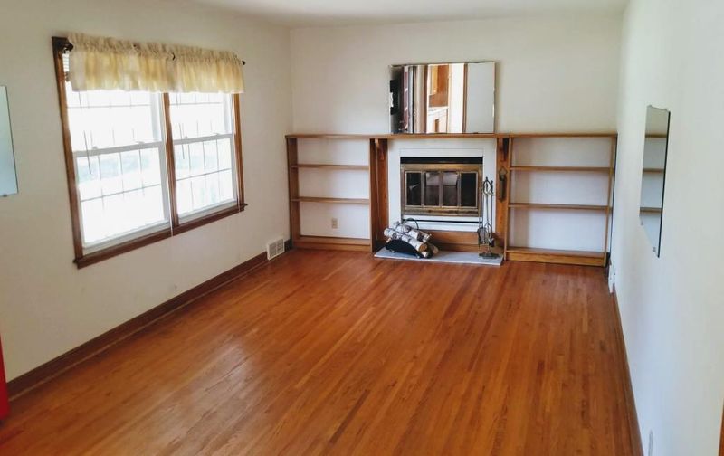 2064 William St, Roseville, MN 55113