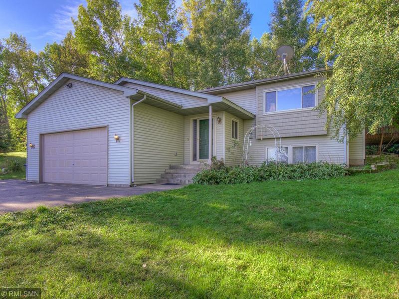 28345 Newberry Trl, Lindstrom, MN 55045