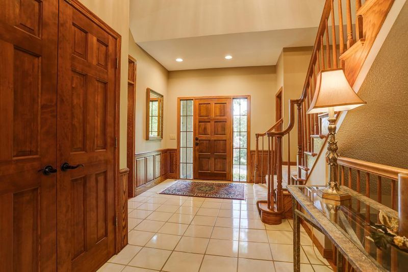 14708 Summit Oaks Dr, Burnsville, MN 55337
