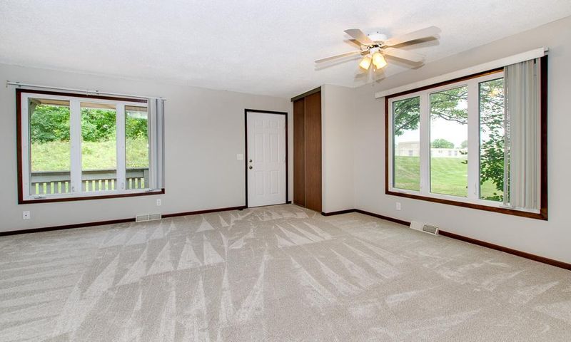 4880 Grenwich Trl N, Oakdale, MN 55128