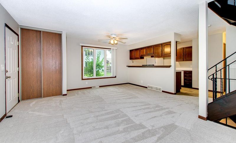 4880 Grenwich Trl N, Oakdale, MN 55128