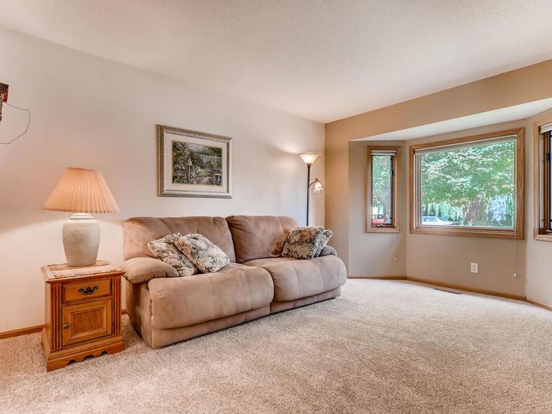 7095 Upper 36th St N, Oakdale, MN 55128