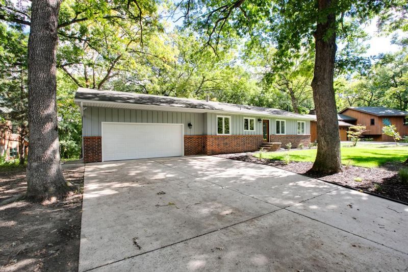 9001 Lakeview Rd, Bloomington, MN 55438