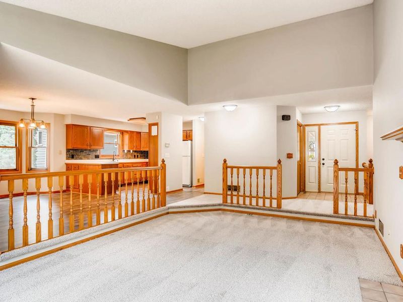 2514 Knoll Cir, Maplewood, MN 55109
