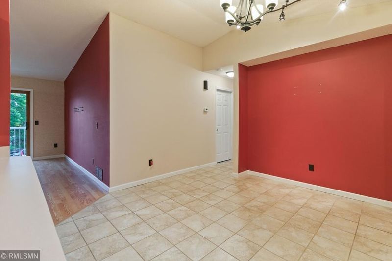1002 Pond View Ct, Vadnais Heights, MN 55127
