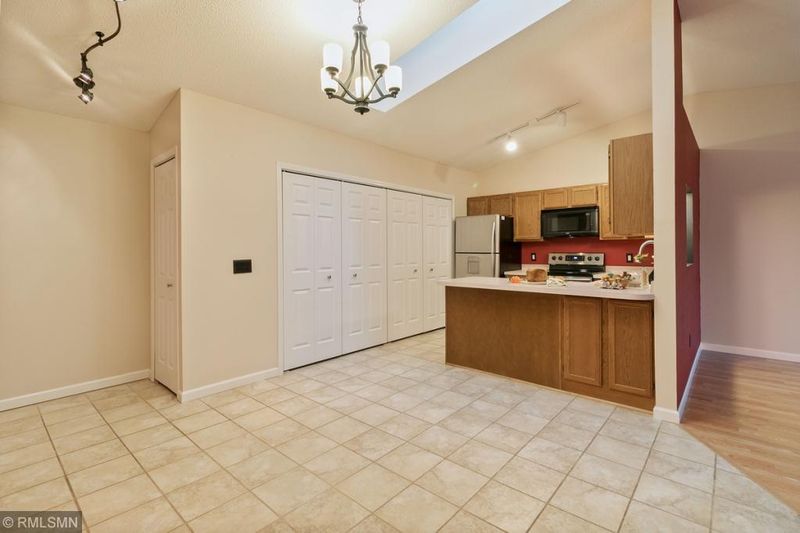 1002 Pond View Ct, Vadnais Heights, MN 55127