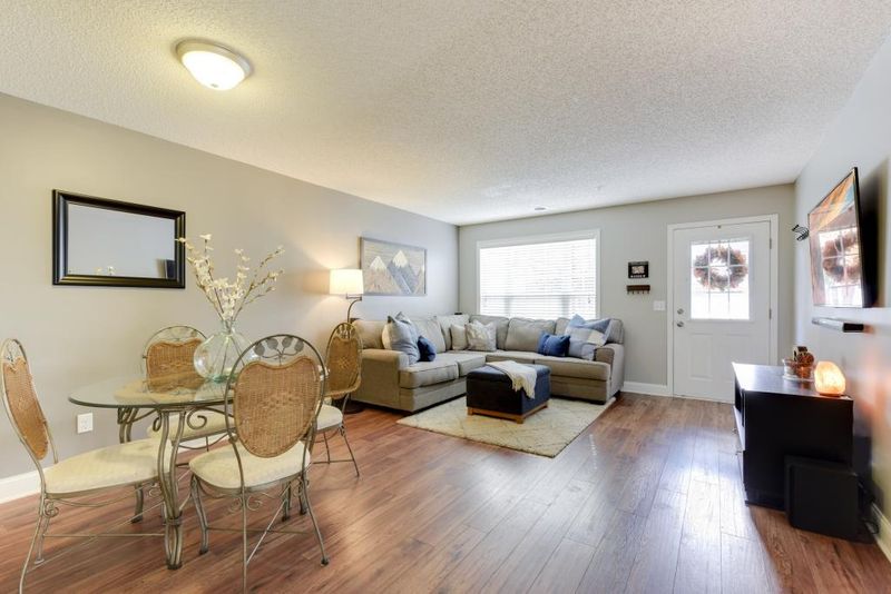 2824 Coach Pl, Chanhassen, MN 55317