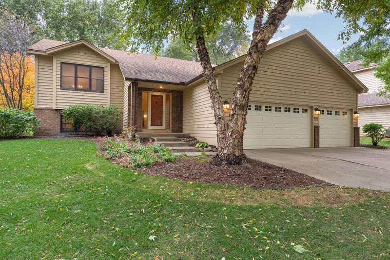 808 Oak Ridge Ct E, Burnsville, MN 55306