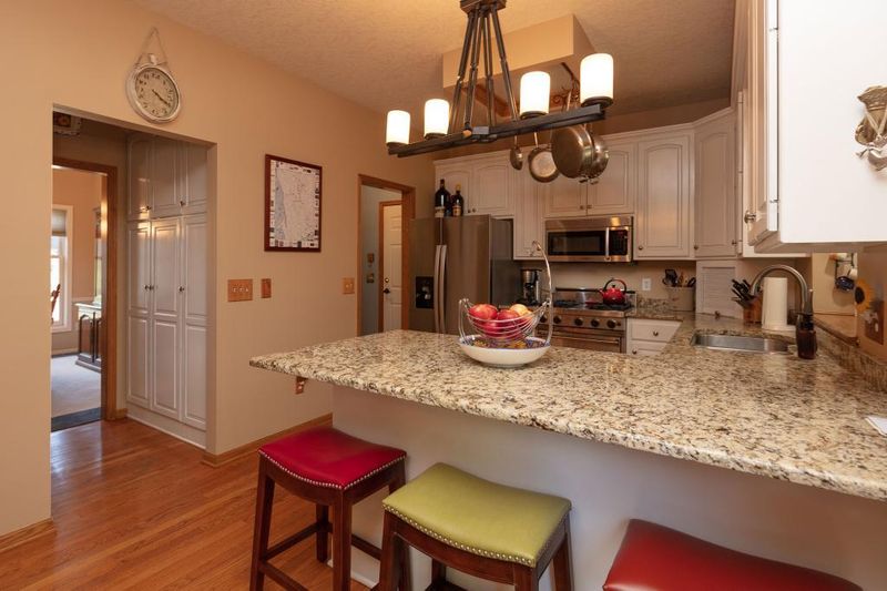 2101 Great Oaks Dr, Burnsville, MN 55337