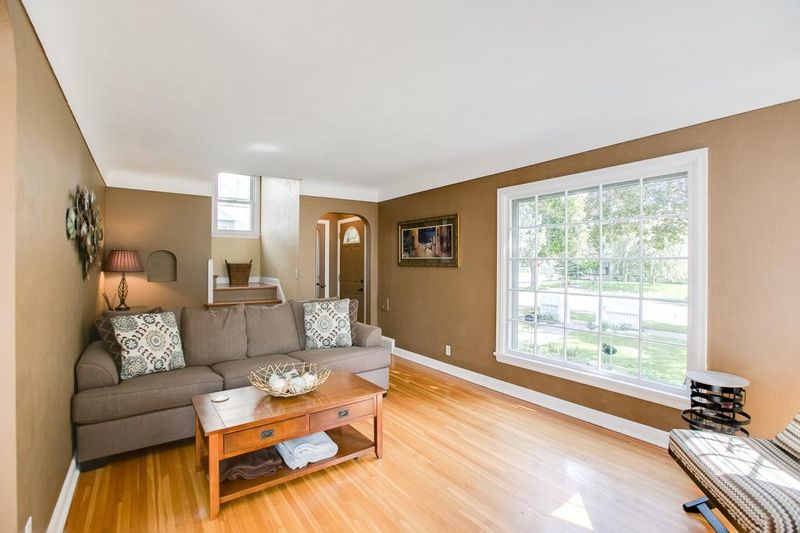 1373 Schletti St, Saint Paul, MN 55117