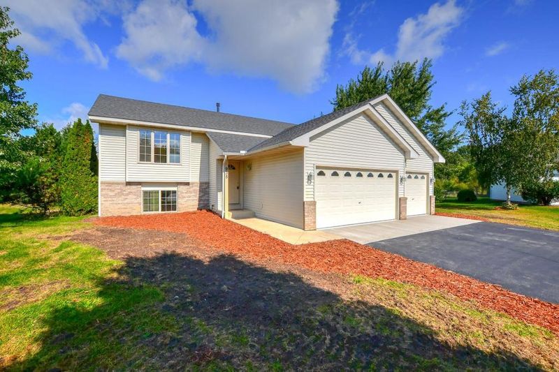 935 Iris Ct S, Cambridge, MN 55008