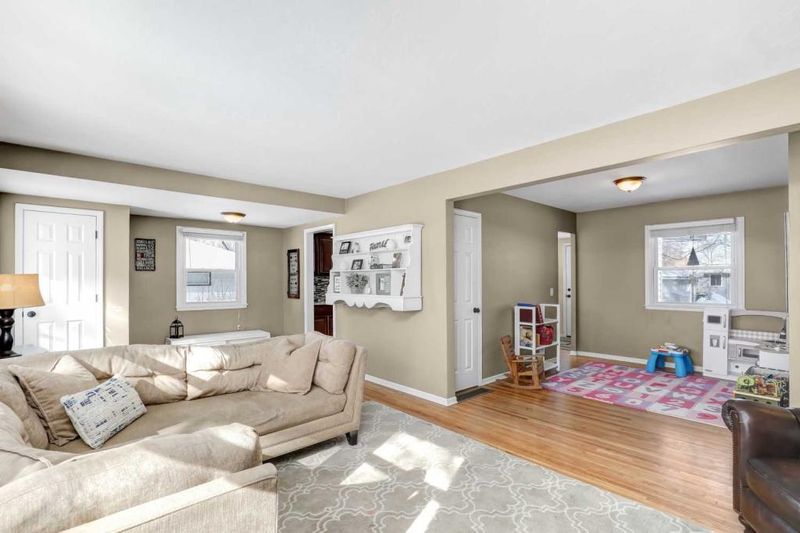 8100 Del Dr N, New Hope, MN 55428
