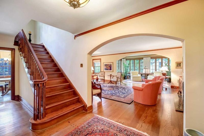 133 Hawthorne Rd, Hopkins, MN 55343