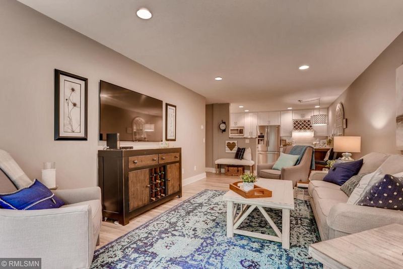 215 Barry Ave S #106, Wayzata, MN 55391