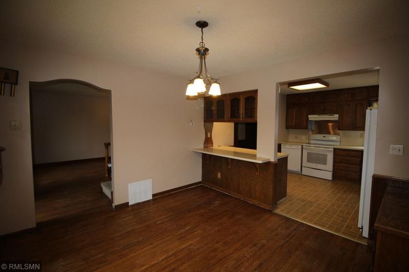 220 Cleveland Ave, Green Isle, MN 55338