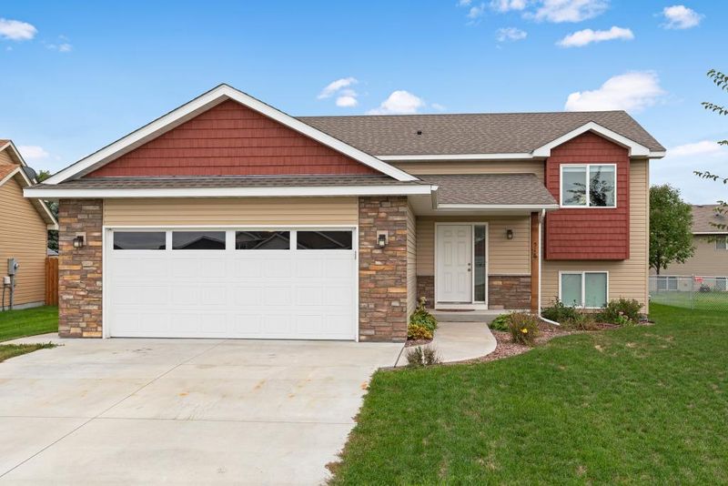 516 Moline Loop NW, Isanti, MN 55040