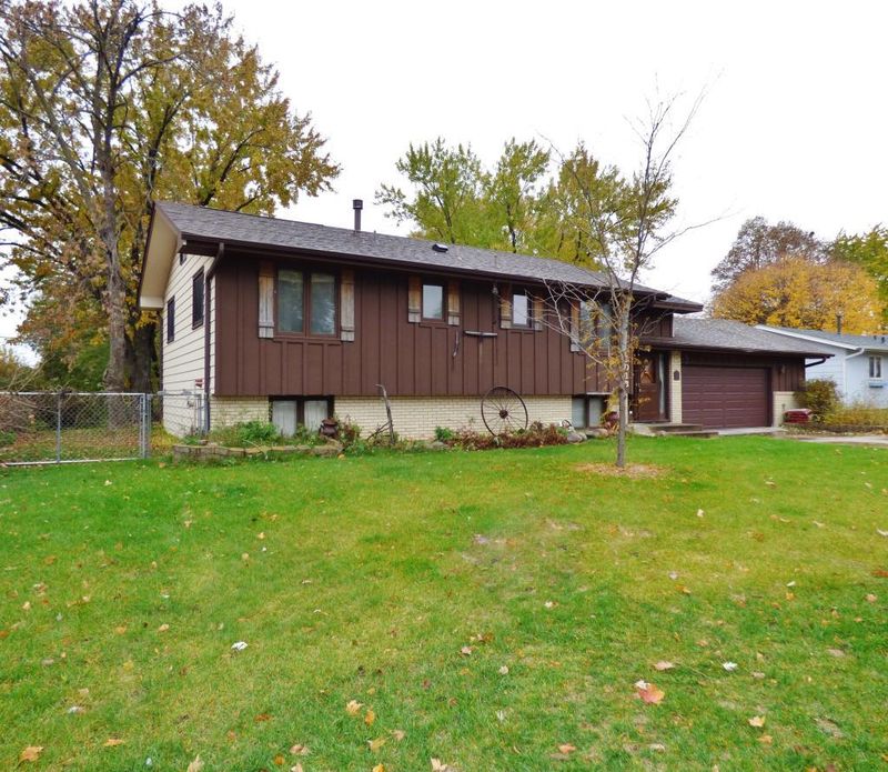3013 Thurber Rd, Brooklyn Center, MN 55429