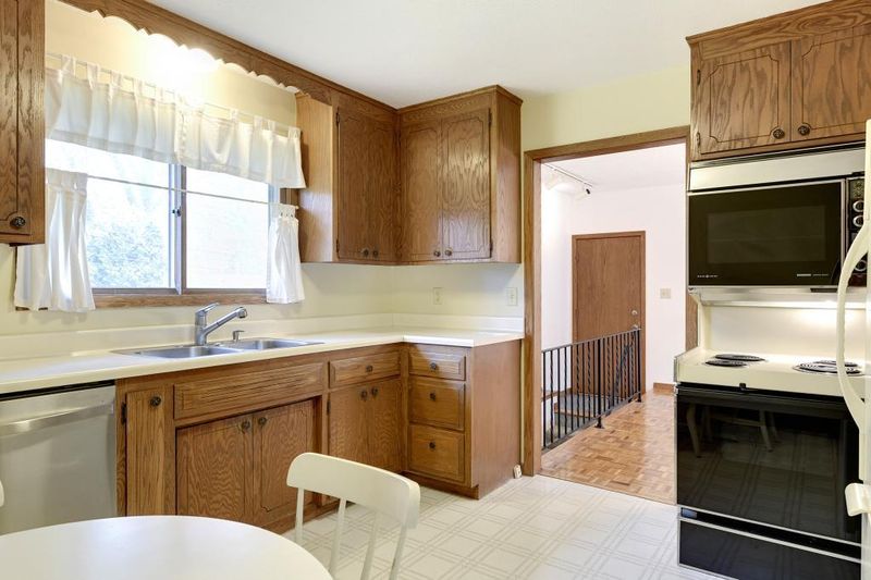 8445 Patsy Ln, Golden Valley, MN 55427