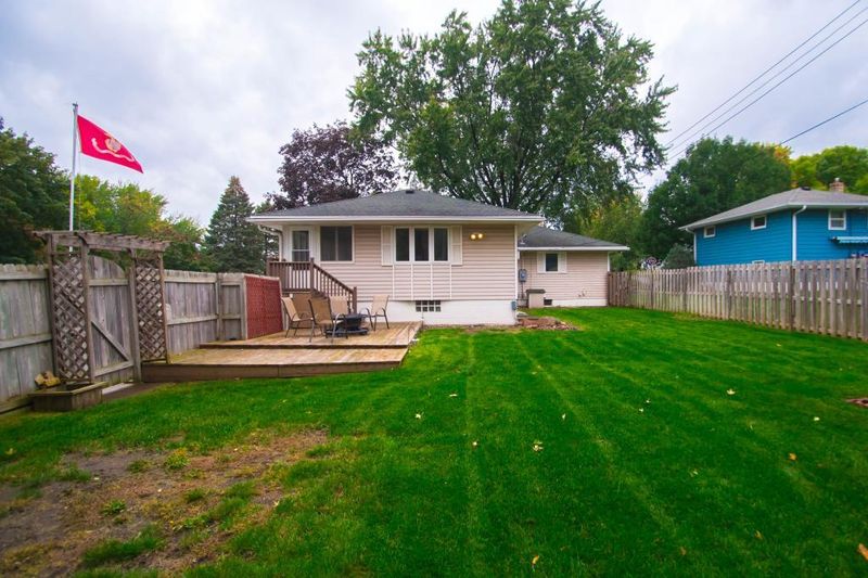 111 Grenadier Ave N, Oakdale, MN 55128