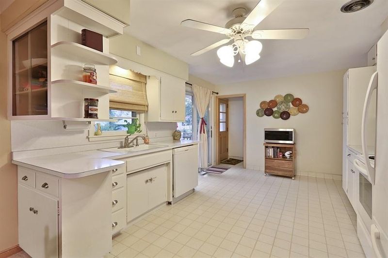 5015 Lakeside Ave N, Crystal, MN 55429
