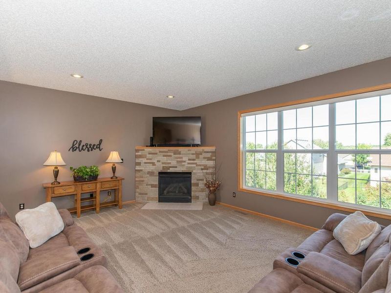933 Firethorne Trl, Jordan, MN 55352