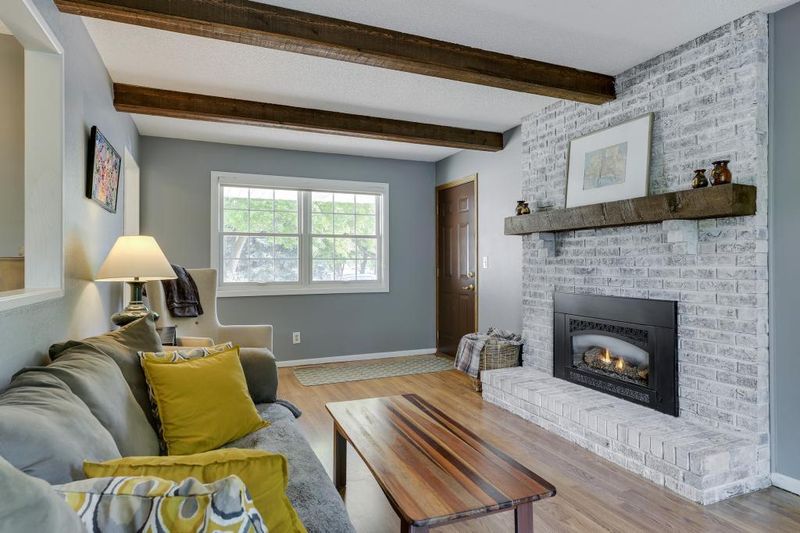 2594 Pond Ave E, Maplewood, MN 55119