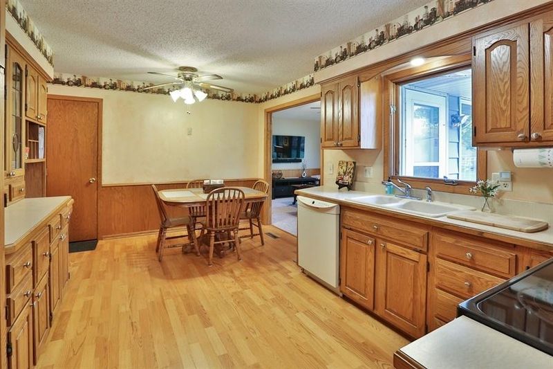 370 Oakcrest Ln, Roseville, MN 55113