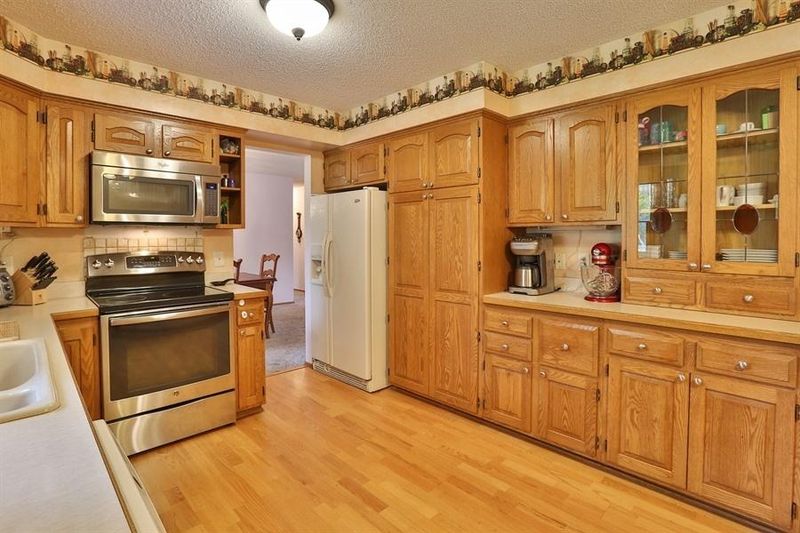 370 Oakcrest Ln, Roseville, MN 55113