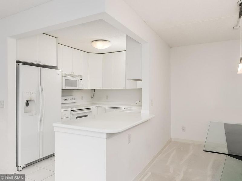 10511 Cedar Lake Rd #404, Minnetonka, MN 55305