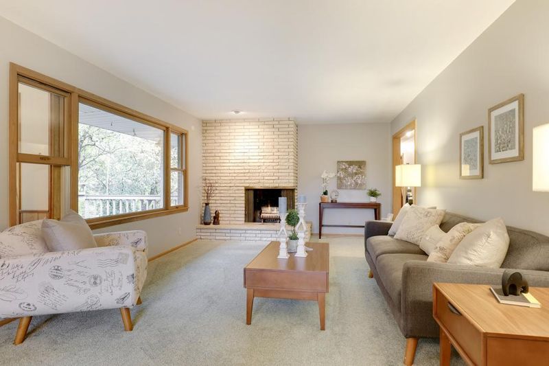 821 Hilltop Rd, Mendota Heights, MN 55118
