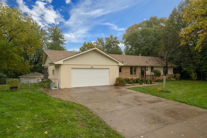 1061 Robin Ln, New Brighton, MN 55112