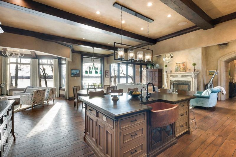 640 Locust Hills Dr, Wayzata, MN 55391