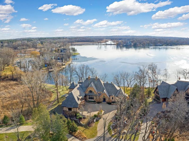 640 Locust Hills Dr, Wayzata, MN 55391