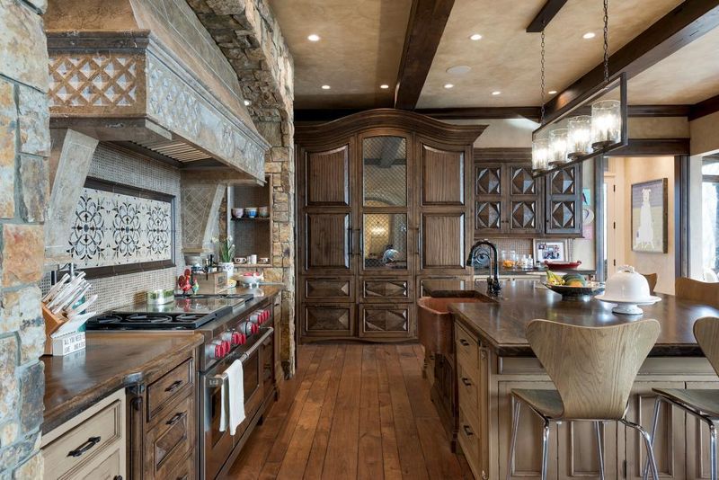 640 Locust Hills Dr, Wayzata, MN 55391