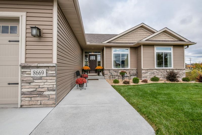 8669 Cole Ct, Inver Grove Heights, MN 55076