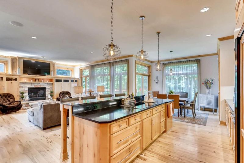 2632 N Saunders Lake Dr, Mound, MN 55364