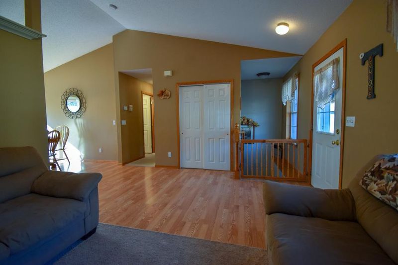 310 Linden Ave E, Kimball, MN 55353