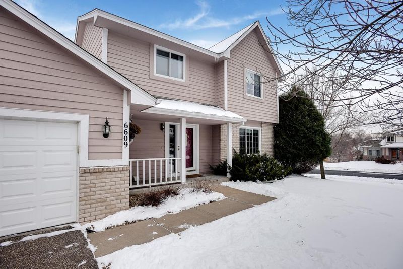 6609 Promontory Dr, Eden Prairie, MN 55346