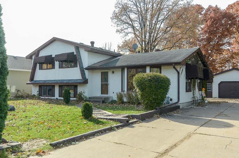 803 Mayhill Rd N, Maplewood, MN 55119