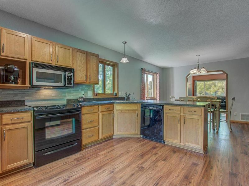 6642 53rd St N, Oakdale, MN 55128