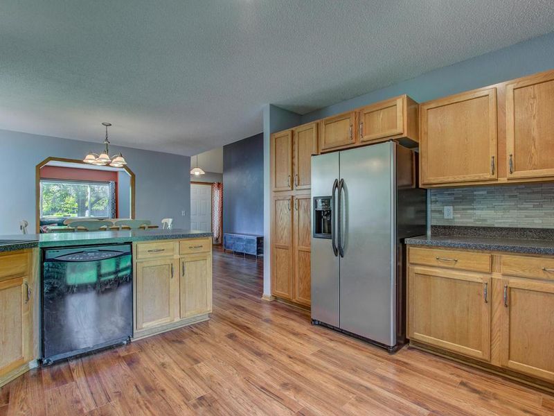 6642 53rd St N, Oakdale, MN 55128