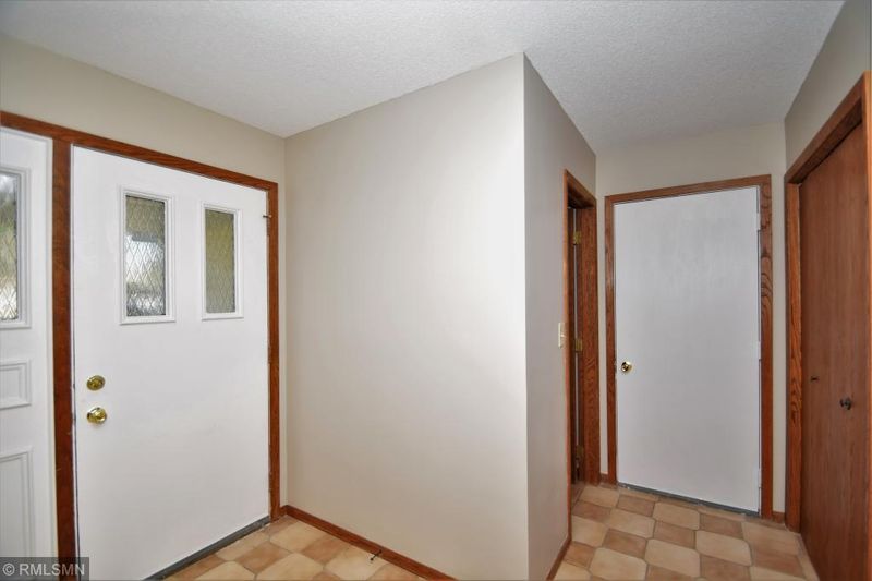 725 90th Ln NE, Blaine, MN 55434