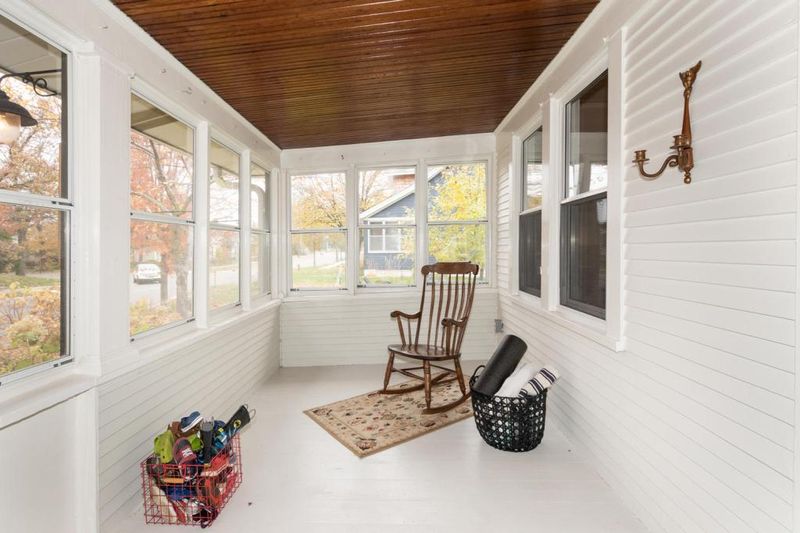 1011 Chatsworth St, Saint Paul, MN 55103