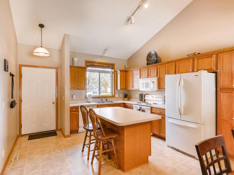 1502 Dublin Ct, Shakopee, MN 55379