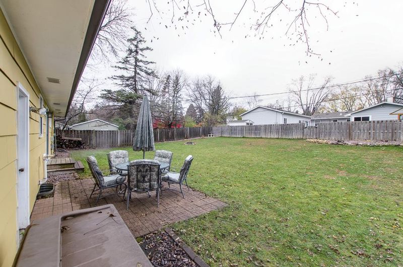 2613 Valley View Pl, White Bear Lake, MN 55110