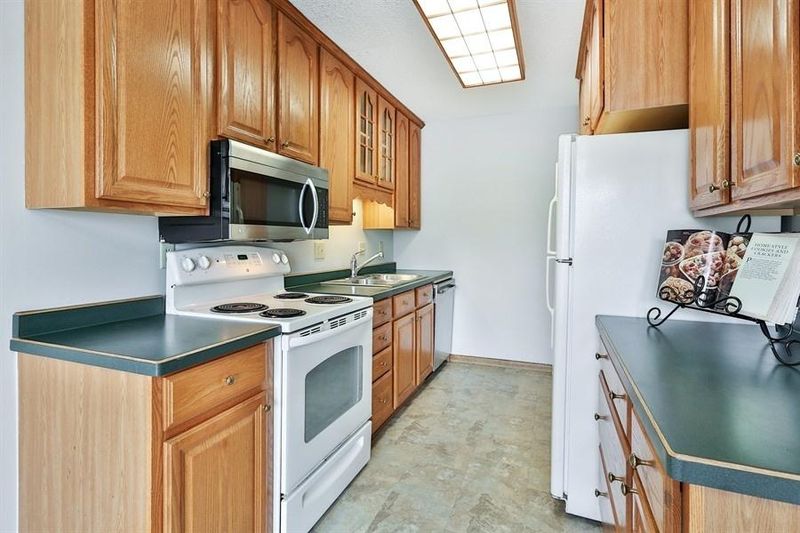 1113 W 104th St, Bloomington, MN 55431
