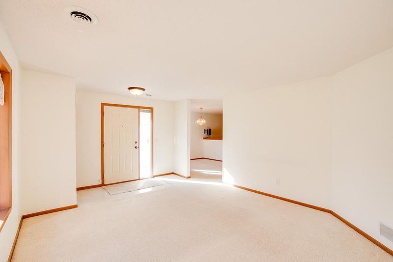 3730 Gershwin Ln N, Oakdale, MN 55128